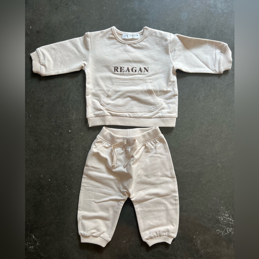 Unisex natural cream sweatshirt/pants set. Embroidered with the name “Reagan”.